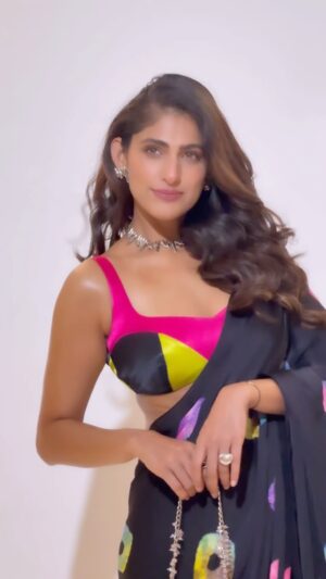 Kubbra Sait Instagram - “Saree-ously, I’m not always this pun-derful… oh wait, yes I am! 😏🌟”

Make it a story and a reel and everything in between… 
Yummy 🤤 

So see you AGAIN 🤩 

#Saree #Sari #Indian #Sexy #Actor #KubbraSait #Love #Laugh #Happiness #Joy #Pink #Black #Rainbow #Laugh #Cheeky #Smile #Bollywood