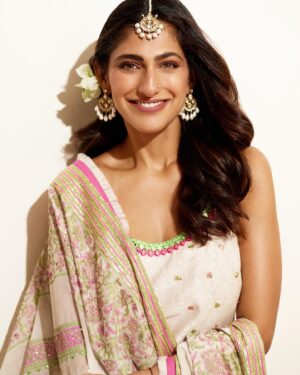 Kubbra Sait Instagram - Eid Mubarak🌙 aapko aur aapke dil ke kareeb waalon ko. 

On this day when humans around the world celebrate together… and rejoice the month of Ramadan that just wooshed by… human potential is paradoxical, sacrifice & grace ✨ surrender & grow 🌱 repentance & rise 🔝 
The month of Ramadan leads us to realise that we can be the hooman species who practises patience and kindness consciously each and every day.

So Yippeeee! Let’s all come together, breathe, laugh and love. No other way around it now, is it? 🎠 

Credits for the love I receive each time by this team:
Outfit - @sukritiandaakritiofficial 
Jewelry - @anumerton 
Bag- @ornatte.in 
Styling - @who_wore_what_when
Hair- @palashipramanik
Photographer - @thefirstclik 

#India #Happiness #Joy #Ramdaan #Style #Actor #Bollywood #KubbraSait #Fashion #vocalforlocal #Eid #EidMubarak