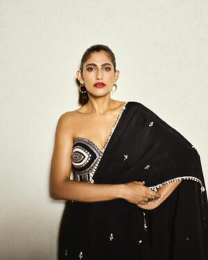 Kubbra Sait Instagram - 🪬 कर लो मोहब्बत… मैंने मना कब किया? 🪬

Confidence 2.0 🥰

Love 🐞 bug team:
@kubbrasait 
Outfit - @svacouture 
Jewellery- @uncut_byaditiamin 
Makeup - @sofiexhmu___ 
Hair - @palashipramanik 
Styled by - @who_wore_what_when 
Photography - @tejaszakhmii 
Music @gururandhawa 😍

#Love #Happiness #Fun #Indian #India #Fashion #vocalforlocal #Sexy #Black #KubbraSait #Bollywood #Actor