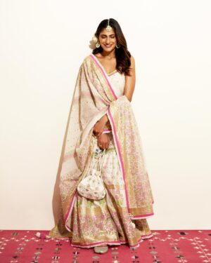 Kubbra Sait Instagram - Eid Mubarak🌙 aapko aur aapke dil ke kareeb waalon ko. 

On this day when humans around the world celebrate together… and rejoice the month of Ramadan that just wooshed by… human potential is paradoxical, sacrifice & grace ✨ surrender & grow 🌱 repentance & rise 🔝 
The month of Ramadan leads us to realise that we can be the hooman species who practises patience and kindness consciously each and every day.

So Yippeeee! Let’s all come together, breathe, laugh and love. No other way around it now, is it? 🎠 

Credits for the love I receive each time by this team:
Outfit - @sukritiandaakritiofficial 
Jewelry - @anumerton 
Bag- @ornatte.in 
Styling - @who_wore_what_when
Hair- @palashipramanik
Photographer - @thefirstclik 

#India #Happiness #Joy #Ramdaan #Style #Actor #Bollywood #KubbraSait #Fashion #vocalforlocal #Eid #EidMubarak