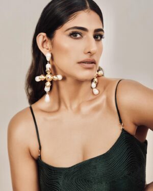 Kubbra Sait Instagram - 1. Love this song.
2. Love this outfit.
3. Love the vibe 🌱

PS: Tribe
Outfit -@zwaan.official
Earring-@simranchhabrajewels 
Makeup -@vishakhadjain
Hair-@palashipramanik
Styling -@who_wore_what_when
Photographer -@portraitshelter