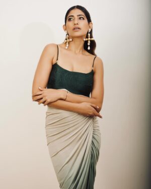 Kubbra Sait Instagram - 1. Love this song.
2. Love this outfit.
3. Love the vibe 🌱

PS: Tribe
Outfit -@zwaan.official
Earring-@simranchhabrajewels 
Makeup -@vishakhadjain
Hair-@palashipramanik
Styling -@who_wore_what_when
Photographer -@portraitshelter