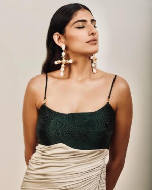 Kubbra Sait Instagram - 1. Love this song.
2. Love this outfit.
3. Love the vibe 🌱

PS: Tribe
Outfit -@zwaan.official
Earring-@simranchhabrajewels 
Makeup -@vishakhadjain
Hair-@palashipramanik
Styling -@who_wore_what_when
Photographer -@portraitshelter