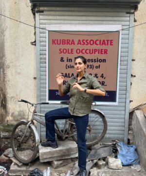 Kubbra Sait Instagram - Hello HOOOMANSSSS!
Ab binnesss bhi challooo ho jaayega doston.
Reham aur karam 🤘🏽😎 
Khushi dhoondh rahi hoon yaaaron… 

#Post #NoReel #Real #Love #Laugh #Happiness #Joy #OnSet #Action #Saturday #Shoot #Location