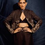 Kubbra Sait Instagram - Caramel custard 🍮 couldn’t wait to share the sparkle of dusk with you! Uffffff!!! @kubbrasait Outfit : @jade_bymk Jewellery : @jadaujewellerybyfalgunimehta makeup : @vibhagusain Hair : @palashipramanik Style by : @who_wore_what_when Photographer: @thefirstclik