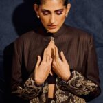 Kubbra Sait Instagram - Caramel custard 🍮 couldn’t wait to share the sparkle of dusk with you! Uffffff!!! @kubbrasait Outfit : @jade_bymk Jewellery : @jadaujewellerybyfalgunimehta makeup : @vibhagusain Hair : @palashipramanik Style by : @who_wore_what_when Photographer: @thefirstclik