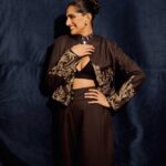 Kubbra Sait Instagram - Caramel custard 🍮 couldn’t wait to share the sparkle of dusk with you! Uffffff!!! @kubbrasait Outfit : @jade_bymk Jewellery : @jadaujewellerybyfalgunimehta makeup : @vibhagusain Hair : @palashipramanik Style by : @who_wore_what_when Photographer: @thefirstclik