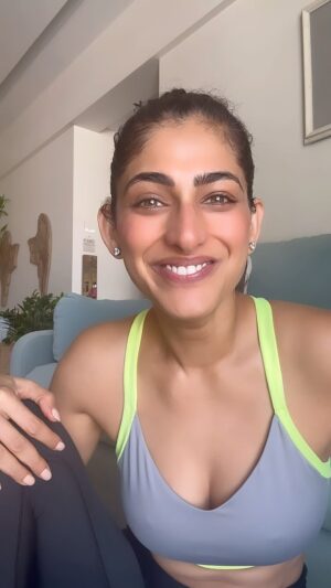 Kubbra Sait Instagram - Just point and shoot men eh! So proud of myself for saying this Jokh! 

A class act by @nazeef_btos Thanks for this one too!

#KubbraCracksBadJokes
#KubbraCracksDadJokes 

#Joke #Fun #Funny #Lol #DadJoke #cameraman #Laugh #Happiness #Live #Love #India #KubbraSait