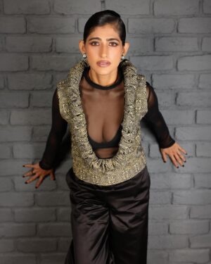 Kubbra Sait Instagram - Spent another day - earned another dollar 💵 

This spanking @raw_mango creation styled by @who_wore_what_when is definitively a sexy pick. Hair by @palashipramanik & I’m just in awe by the lips 👄 made on my face by @aashna_shah (Hashtag Uff!)