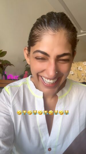 Kubbra Sait Instagram - Listen 👂🏽 you need to hold on the nearest hand pump while you listen to this joke. Appears this to be my BEST! 😜

Also I just wanted the kids to play. So left the OG Dharam (PS: I may have missed it 😛)

Thanks @vaibhav.rekhi for joining the band!🥁 of madness. 

Ha ha ha 😝 
(Imma Just Dead 💀😹)

#kubbracracksbadjokes #kubbracracksdadjokes

#Humour #Funny #Laugh #Joke #Deol #India #Fun #actor #Bollywood #KubbraSait #Joy DadJoke