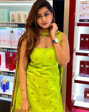 Kuhasini Gnanaseggaran Instagram - பார்வைதான்
லடுக்கி மேல தடுக்கி விழுந்தது ♥️😉🔥
.
.
.
Beautiful chudithar stitched in my saree by @blossoomdesigners 
.
.
.
#blossom #chudidhar #kurtaset #elegant #tamilachi #kuhasini #airport #singapore #travelphotography #traditional