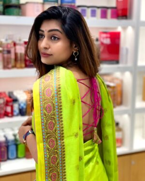 Kuhasini Gnanaseggaran Instagram - பார்வைதான்
லடுக்கி மேல தடுக்கி விழுந்தது ♥️😉🔥
.
.
.
Beautiful chudithar stitched in my saree by @blossoomdesigners 
.
.
.
#blossom #chudidhar #kurtaset #elegant #tamilachi #kuhasini #airport #singapore #travelphotography #traditional