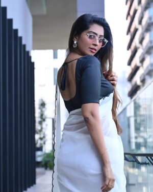 Kuhasini Gnanaseggaran Instagram - தனிமையே
போ இனிமையே வா ... ❤️
.
.
Saree @aarahboutique_ 
.
.
Blouse @blossom.designers 
.
.
Photography @mathnraj.e 
.
.
#casual #sareefashion #kl #kuhasini #actress #sareelove