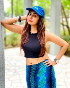 Kuhasini Gnanaseggaran Instagram - வாழ்க்கையில எந்த சிக்கல் வந்தாலும் Feel பண்றது விட அது எந்த சிக்கலானாலும் பரவாயில்லைன்னு Deal பண்றது நல்லது ♥️🔥 . . . #travelphotography #casualstyle #singapore #myhome #mycountry #mystyle #selflove #positivity #kuhasini