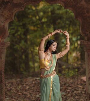 Kuhasini Gnanaseggaran Instagram - ஊர்வசி அனைத்து அப்சரஸ்களிலும் மிக அழகானவளாகவும், திறமையான நடனக் கலைஞராகவும் கருதப்படுகிறாள்.. 🔥♥️
.
.
Makeup & jewellery @makeover_with_sandy 
.
.
Costume stitched by @arudpa
.
.
Photography @exotic_shades__ 
.
Retouch @kaviarasan_photography

.
#oorvasi #urvashi #divine #beauty #puranam #ramayanam #mahabharat #traditional #classic #tamilcinema #tamilactress #kuhasini #recreate #ancient #history