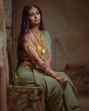Kuhasini Gnanaseggaran Instagram - தேவி பாகவத புராணத்தின் படி , அப்சரா தெய்வீக-முனிவர் நாராயணனின் உரு - 'தொடை'- லிருந்து பிறந்ததால், ஊர்வசி என்று அழைக்கப்படுகிறாள் ♥️🔥
.
.
Makeup & jewellery @makeover_with_sandy 
.
.
Costume stitched by @arudpa
.
.
Photography @exotic_shades__ 
.
.
#oorvasi #urvashi #divine #beauty #puranam #ramayanam #mahabharat #traditional #classic #tamilcinema #tamilactress #kuhasini #recreate #ancient #history