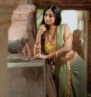Kuhasini Gnanaseggaran Instagram - ஊர்வசி ♥️🔥
.
.
Makeup & jewellery @makeover_with_sandy 
.
.
Photography @exotic_shades__ 
.
#oorvasi #urvashi #divine #beauty #puranam #ramayanam #mahabharat #traditional #classic #tamilcinema #tamilactress #kuhasini #recreate
