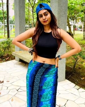 Kuhasini Gnanaseggaran Instagram - வாழ்க்கையில எந்த சிக்கல் வந்தாலும் Feel பண்றது விட அது எந்த சிக்கலானாலும் பரவாயில்லைன்னு Deal பண்றது நல்லது ♥️🔥
.
.
.
#travelphotography #casualstyle #singapore #myhome #mycountry #mystyle #selflove #positivity #kuhasini