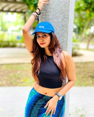 Kuhasini Gnanaseggaran Instagram - வாழ்க்கையில எந்த சிக்கல் வந்தாலும் Feel பண்றது விட அது எந்த சிக்கலானாலும் பரவாயில்லைன்னு Deal பண்றது நல்லது ♥️🔥
.
.
.
#travelphotography #casualstyle #singapore #myhome #mycountry #mystyle #selflove #positivity #kuhasini