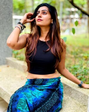 Kuhasini Gnanaseggaran Instagram - வாழ்க்கையில எந்த சிக்கல் வந்தாலும் Feel பண்றது விட அது எந்த சிக்கலானாலும் பரவாயில்லைன்னு Deal பண்றது நல்லது ♥️🔥
.
.
.
#travelphotography #casualstyle #singapore #myhome #mycountry #mystyle #selflove #positivity #kuhasini