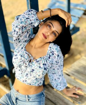 Kuhasini Gnanaseggaran Instagram - இன்று நீங்கள் உணரும் வலி நாளை நீங்கள் உணரும் பலமாக இருக்கும் 🔥
.
.
.
Crop top @zalyascloset 
.
.
.
#beachwear #beach #croptop #boutique #westernstyle #tamilactress #kuhasini #travelphotography #strong #paidcollaboration #srilanka