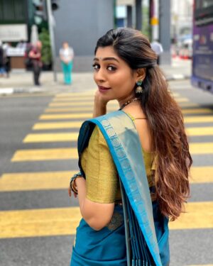 Kuhasini Gnanaseggaran Instagram - நீ கட்டும் சேல மடிப்புல நா கசங்கி போனேன்டி 🔥❤️
.
.
Makeover @sharonshairandmakeup 
.
.
Jewellery @kayels_creations 
.
.
Saree @prisha.my 
.
.
#kualalumpur #malaysia #sareeboutique #onlineshopping #saree #sareesale #silksarees #tamilactress #kuhasini