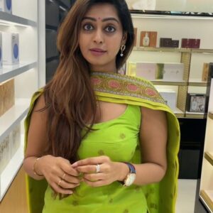 Kuhasini Gnanaseggaran Instagram - Lingi lingi LINGIDI 🔥💃
.
.
.
Salwar suit @blossoomdesigners 
.
.
.
#lingilingilingidi #kotabommali #dancereels #dance #trendingsongs #trendingreels #trendingvideos #instagramreels #kuhasini