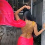 Kuhasini Gnanaseggaran Instagram - கண் மூட வில்லை உன் நியாபகமாய் 💃🔥♥️ . . . Stylish Blouse @arudpa . . . #dancereels #sareereels #srilanka #dance #nofilter #trend #trendingaudio #trendingreels #explore #reels #reelsinstagram