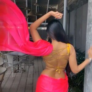 Kuhasini Gnanaseggaran Instagram - கண் மூட வில்லை உன் நியாபகமாய் 💃🔥♥️
.
.
.
Stylish  Blouse @arudpa
.
.
.
#dancereels #sareereels #srilanka #dance #nofilter #trend #trendingaudio #trendingreels #explore #reels #reelsinstagram