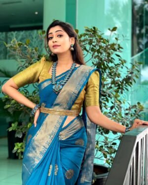 Kuhasini Gnanaseggaran Instagram - நீ கட்டும் சேல மடிப்புல நா கசங்கி போனேன்டி 🔥❤️
.
.
Makeover @sharonshairandmakeup 
.
.
Jewellery @kayels_creations 
.
.
Saree @prisha.my 
.
.
#kualalumpur #malaysia #sareeboutique #onlineshopping #saree #sareesale #silksarees #tamilactress #kuhasini