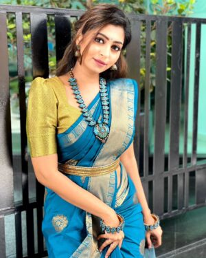 Kuhasini Gnanaseggaran Instagram - நீ கட்டும் சேல மடிப்புல நா கசங்கி போனேன்டி 🔥❤️
.
.
Makeover @sharonshairandmakeup 
.
.
Jewellery @kayels_creations 
.
.
Saree @prisha.my 
.
.
#kualalumpur #malaysia #sareeboutique #onlineshopping #saree #sareesale #silksarees #tamilactress #kuhasini