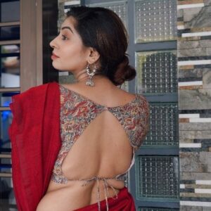 Kuhasini Gnanaseggaran Instagram - சேலை மூடும் இளஞ்சோலை ❤️🔥
.
.
Makeover  and videography @ksha.mua 
.
.
Saree @vinus_vogue 
.
.
Blouse @arudpa 

Song credits @ajesh_ashok
.
.
.
#sareereels #reelsinstagram #reels #explore #reelsvideo #trending #trendingreels #kuhasini