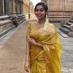 Kuhasini Gnanaseggaran Instagram - தேவதை போல் ஒருத்தி 🔥♥️
.
.
.
Saree @unique_threads_sarees 
.
.
Blouse stitched @blossoomdesigners 
.
.
Saree draped @vvarsha_makeup_artistry 
.
.
.
#devathaipoloruthi #nomakeup #nofilter #sareereels #reelsinstagram #trendingaudio #trendingreels #viralreels #trendingvideos #trendingsongs #reel #kuhasini