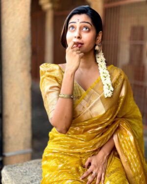 Kuhasini Gnanaseggaran Instagram - சேலை கட்டும்
பெண்ணுகொரு வாசம்
உண்டு ♥️🔥
.
.
Saree @unique_threads_sarees
.
.
Blouse stitched @blossoomdesigners 
.
.
Saree draped @vvarsha_makeup_artistry 
.
.
#nomakeup #nofilter #natural #simple #saree #sareelove #temple #prayers #panjami #kuhasini #tamilponnu #casual