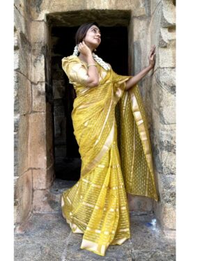Kuhasini Gnanaseggaran Instagram - சேலை கட்டும்
பெண்ணுகொரு வாசம்
உண்டு ♥️🔥
.
.
Saree @unique_threads_sarees
.
.
Blouse stitched @blossoomdesigners 
.
.
Saree draped @vvarsha_makeup_artistry 
.
.
#nomakeup #nofilter #natural #simple #saree #sareelove #temple #prayers #panjami #kuhasini #tamilponnu #casual