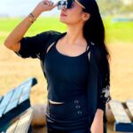Kuhasini Gnanaseggaran Instagram - Back in black 🔥⛱️ . . Shrug @zalyascloset . . . #black #travelphotography #slay #shrug #styling #beach #vacation #trending #kuhasini #tamilactress #fashion