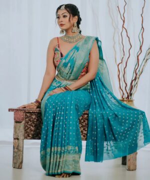 Kuhasini Gnanaseggaran Instagram - மயில் போல பொண்ணு ஒன்னு 🔥❤️
.
.
.
Makeover @parimalar_sagadevan 
.
.
Saree @mysoresilksareesss 
.
.
Blouse @aayurablouses 
.
.
Jewellery @mvsecretboutique_jewellery 
.
.
Photography @pavetraarumugam
.
.
#traditional #sareefashion #tamilponnu #kuhasini #kl #sareelove