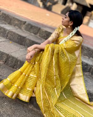 Kuhasini Gnanaseggaran Instagram - சேலை கட்டும்
பெண்ணுகொரு வாசம்
உண்டு ♥️🔥
.
.
Saree @unique_threads_sarees
.
.
Blouse stitched @blossoomdesigners 
.
.
Saree draped @vvarsha_makeup_artistry 
.
.
#nomakeup #nofilter #natural #simple #saree #sareelove #temple #prayers #panjami #kuhasini #tamilponnu #casual