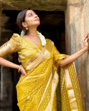 Kuhasini Gnanaseggaran Instagram - சேலை கட்டும்
பெண்ணுகொரு வாசம்
உண்டு ♥️🔥
.
.
Saree @unique_threads_sarees
.
.
Blouse stitched @blossoomdesigners 
.
.
Saree draped @vvarsha_makeup_artistry 
.
.
#nomakeup #nofilter #natural #simple #saree #sareelove #temple #prayers #panjami #kuhasini #tamilponnu #casual