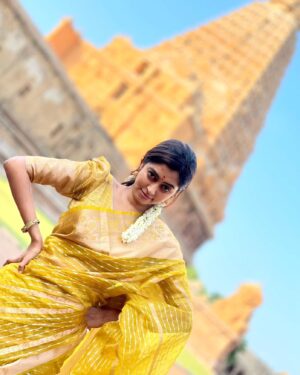 Kuhasini Gnanaseggaran Instagram - சேலை கட்டும்
பெண்ணுகொரு வாசம்
உண்டு ♥️🔥
.
.
Saree @unique_threads_sarees
.
.
Blouse stitched @blossoomdesigners 
.
.
Saree draped @vvarsha_makeup_artistry 
.
.
#nomakeup #nofilter #natural #simple #saree #sareelove #temple #prayers #panjami #kuhasini #tamilponnu #casual