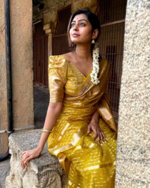 Kuhasini Gnanaseggaran Instagram - சேலை கட்டும்
பெண்ணுகொரு வாசம்
உண்டு ♥️🔥
.
.
Saree @unique_threads_sarees
.
.
Blouse stitched @blossoomdesigners 
.
.
Saree draped @vvarsha_makeup_artistry 
.
.
#nomakeup #nofilter #natural #simple #saree #sareelove #temple #prayers #panjami #kuhasini #tamilponnu #casual
