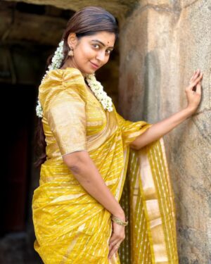 Kuhasini Gnanaseggaran Instagram - சேலை கட்டும்
பெண்ணுகொரு வாசம்
உண்டு ♥️🔥
.
.
Saree @unique_threads_sarees
.
.
Blouse stitched @blossoomdesigners 
.
.
Saree draped @vvarsha_makeup_artistry 
.
.
#nomakeup #nofilter #natural #simple #saree #sareelove #temple #prayers #panjami #kuhasini #tamilponnu #casual