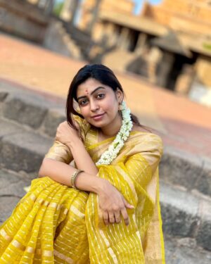Kuhasini Gnanaseggaran Instagram - சேலை கட்டும்
பெண்ணுகொரு வாசம்
உண்டு ♥️🔥
.
.
Saree @unique_threads_sarees
.
.
Blouse stitched @blossoomdesigners 
.
.
Saree draped @vvarsha_makeup_artistry 
.
.
#nomakeup #nofilter #natural #simple #saree #sareelove #temple #prayers #panjami #kuhasini #tamilponnu #casual