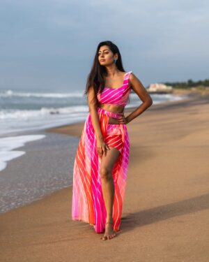 Kuhasini Gnanaseggaran Instagram - Beach ⛱️ and Pink 🩷 combo 
.
.
Costume @arudpa 
.
.
Makeover @helan_mua 
.
.
Photography @shotsbyharsha 
.
.
Location @icchennai 
.
.
#beachwear #beach #intercontinental #chennai #morning #sunrise #kuhasini #actress #portraitphotography