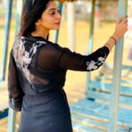 Kuhasini Gnanaseggaran Instagram - Back in black 🔥⛱️ . . Shrug @zalyascloset . . . #black #travelphotography #slay #shrug #styling #beach #vacation #trending #kuhasini #tamilactress #fashion