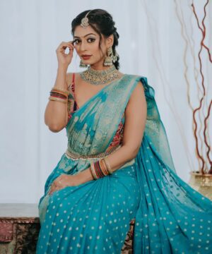 Kuhasini Gnanaseggaran Instagram - மயில் போல பொண்ணு ஒன்னு 🔥❤️
.
.
.
Makeover @parimalar_sagadevan 
.
.
Saree @mysoresilksareesss 
.
.
Blouse @aayurablouses 
.
.
Jewellery @mvsecretboutique_jewellery 
.
.
Photography @pavetraarumugam
.
.
#traditional #sareefashion #tamilponnu #kuhasini #kl #sareelove