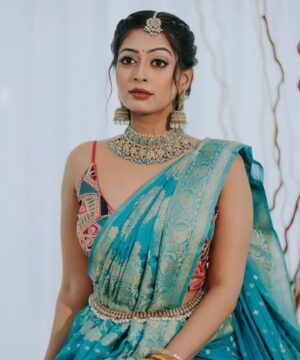 Kuhasini Gnanaseggaran Instagram - மயில் போல பொண்ணு ஒன்னு 🔥❤️
.
.
.
Makeover @parimalar_sagadevan 
.
.
Saree @mysoresilksareesss 
.
.
Blouse @aayurablouses 
.
.
Jewellery @mvsecretboutique_jewellery 
.
.
Photography @pavetraarumugam
.
.
#traditional #sareefashion #tamilponnu #kuhasini #kl #sareelove