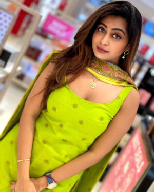 Kuhasini Gnanaseggaran Instagram - பார்வைதான்
லடுக்கி மேல தடுக்கி விழுந்தது ♥️😉🔥
.
.
.
Beautiful chudithar stitched in my saree by @blossoomdesigners 
.
.
.
#blossom #chudidhar #kurtaset #elegant #tamilachi #kuhasini #airport #singapore #travelphotography #traditional