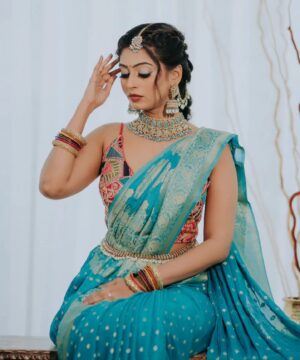 Kuhasini Gnanaseggaran Instagram - மயில் போல பொண்ணு ஒன்னு 🔥❤️
.
.
.
Makeover @parimalar_sagadevan 
.
.
Saree @mysoresilksareesss 
.
.
Blouse @aayurablouses 
.
.
Jewellery @mvsecretboutique_jewellery 
.
.
Photography @pavetraarumugam
.
.
#traditional #sareefashion #tamilponnu #kuhasini #kl #sareelove