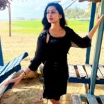 Kuhasini Gnanaseggaran Instagram - Back in black 🔥⛱️ . . Shrug @zalyascloset . . . #black #travelphotography #slay #shrug #styling #beach #vacation #trending #kuhasini #tamilactress #fashion